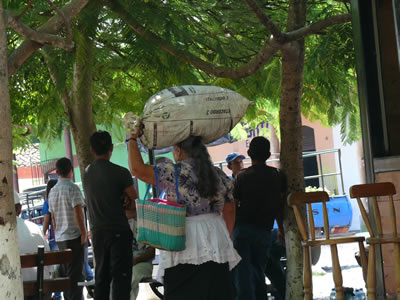 033 Mujer Suchitotense portando un saco de materiales (Campesinas formadas exigen sus derechos)